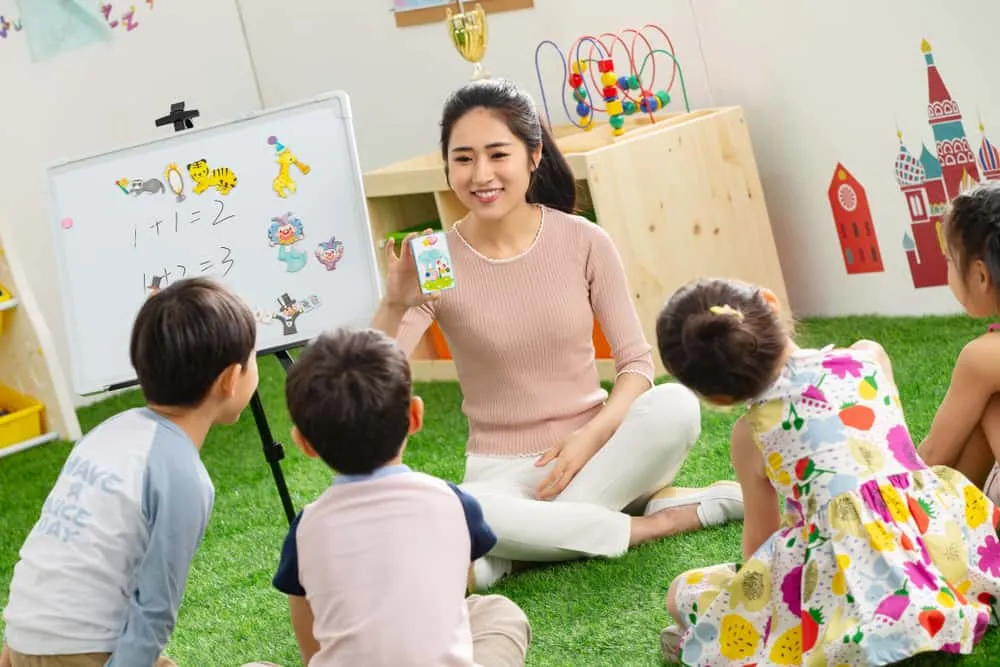 Trẻ em đang học phương pháp giáo dục sớm montessori