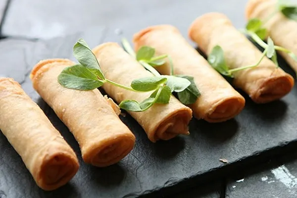 Chả giò chay nhân đậu hũ là một trong những món ăn chay được nhiều người lựa chọn vì ăn ngon, nhất là khi chấm với tương ớt.