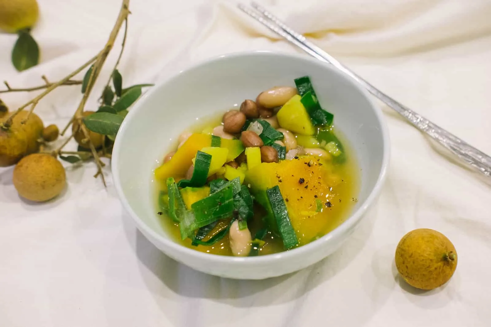 Canh bí đỏ đậu phộng luôn thuộc danh sách các món ăn chay ngon với nguyên liệu chính là bí đỏ