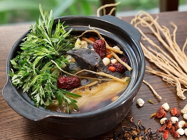 cách hầm gà cho phụ nữ mang tha với ngải cứu