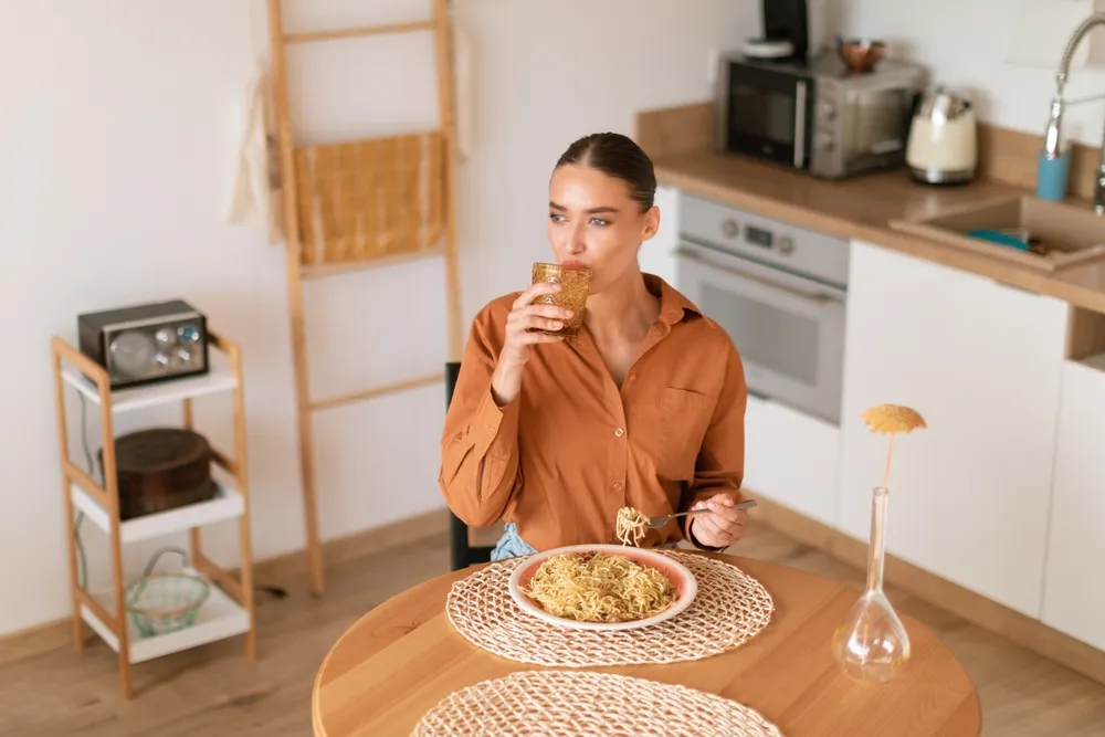 Vừa ăn cơm vừa uống nước có tốt không