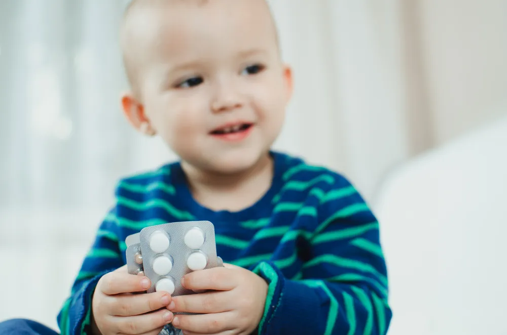 bố mẹ cần làm gì khi trẻ bị sốt