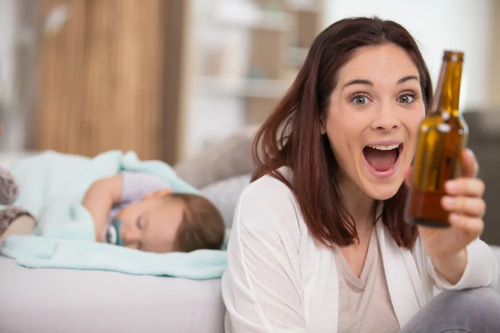 Mẹ đang cho con bú uống bia được không?