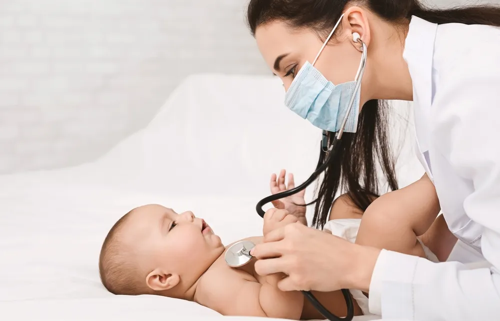 Đưa trẻ đi khám khi bé thở khò khè