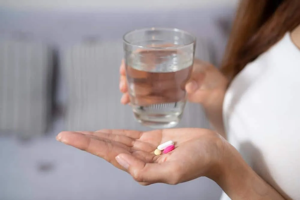 thuốc điều trị đi tiểu ra máu ở phụ nữ