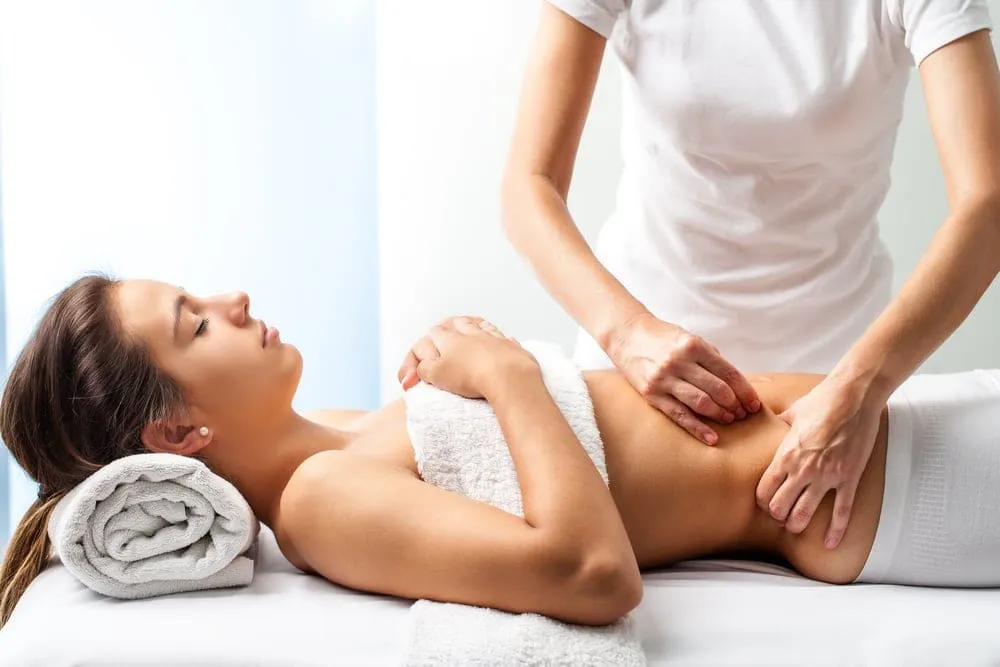 cách làm xẹp bụng sau sinh mổ: massage bụng