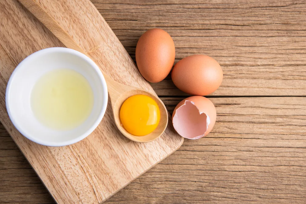 Đắp mặt nạ trứng gà mật ong hàng ngày