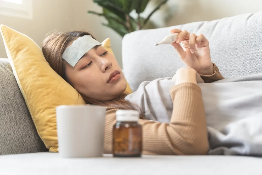 khi nào nên dùng miếng dán hạ sốt người lớn