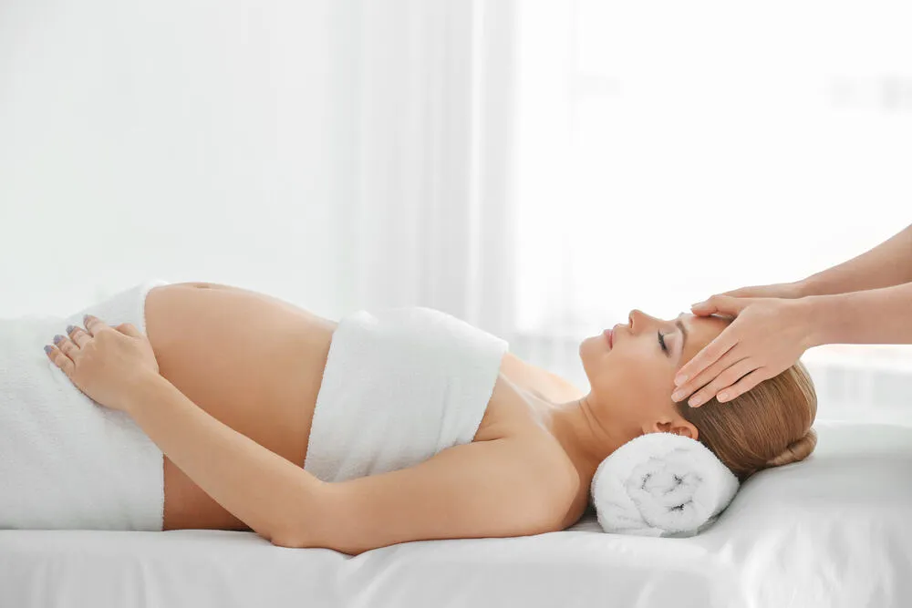 Mẹo dân gian chữa đau đầu cho bà bầu bằng massage
