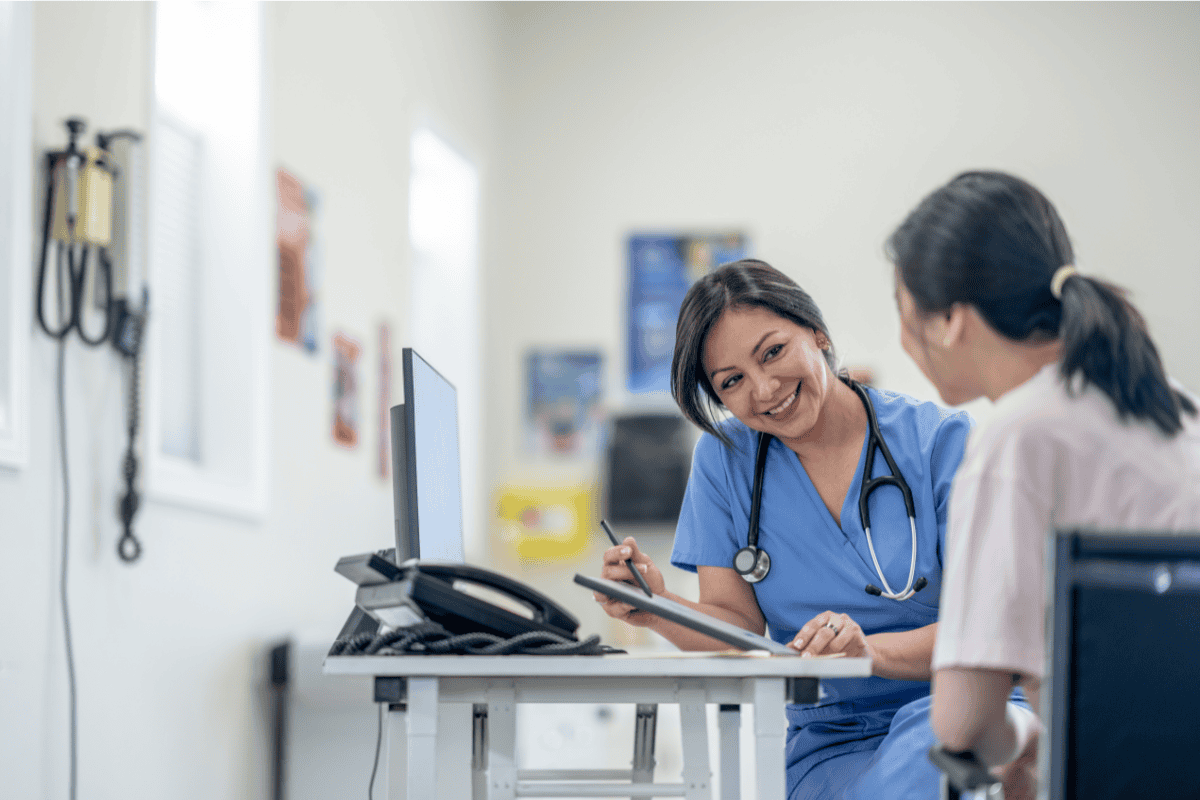 Khi thấy các dấu hiệu viêm phụ khoa ở mức độ nhẹ, tốt hơn hết là bạn nên ưu tiên đến gặp bác sĩ