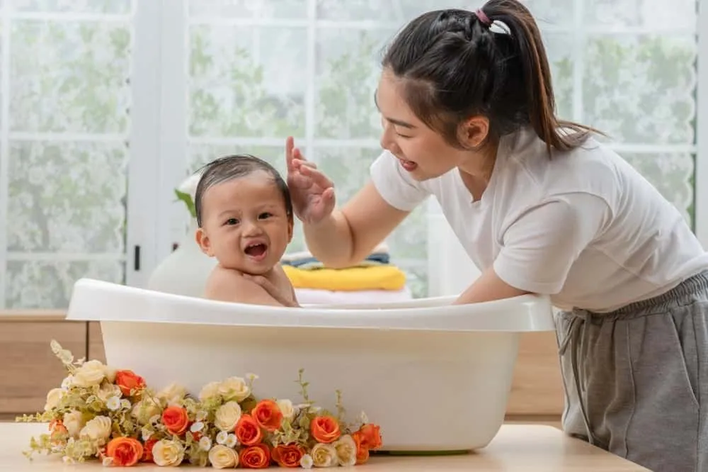 trẻ bị rôm sảy bôi thuốc gì