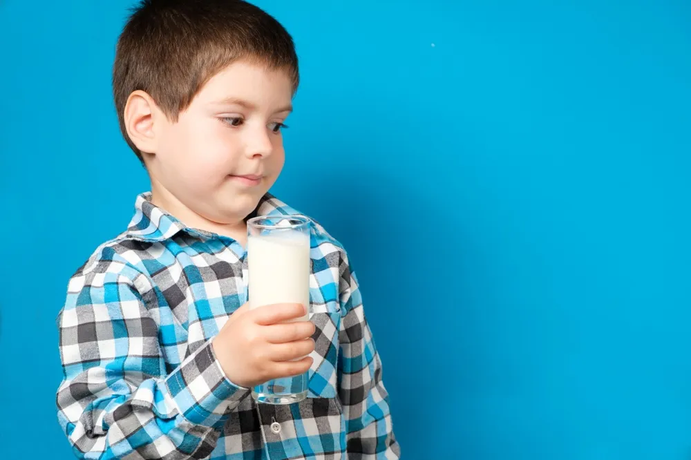 trẻ bị nôn ói có nên cho uống sữa