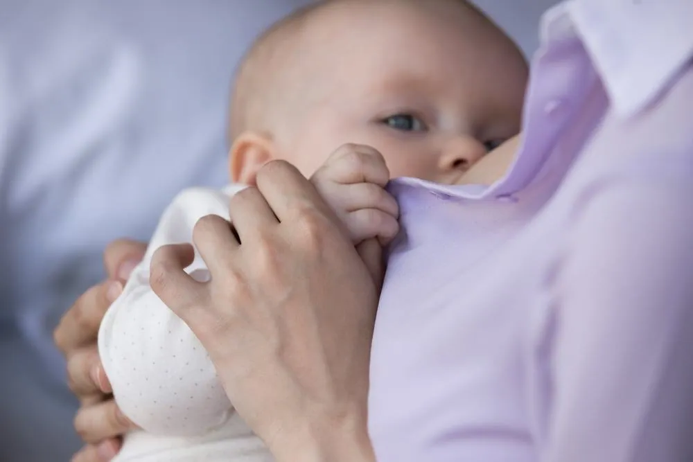 trẻ nhỏ trẻ sơ sinh bị ọc sữa phải làm sao