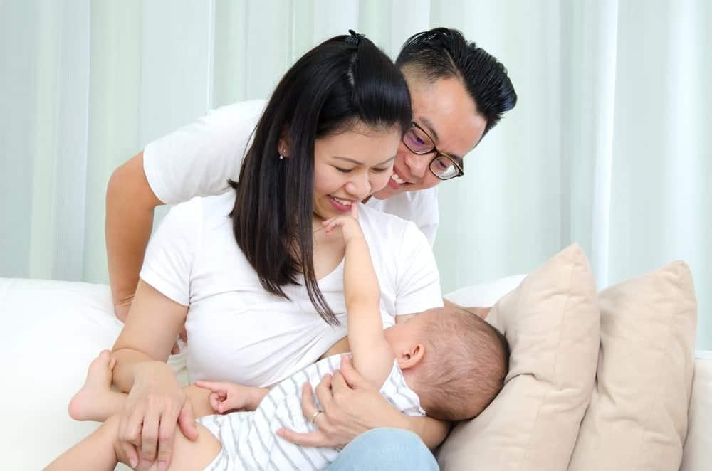 sữa mẹ và sữa công thức uống cách nhau bao lâu