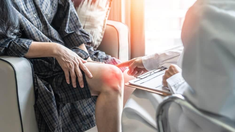 Người bệnh gout cần lưu ý gì khi ăn gà ủ muối