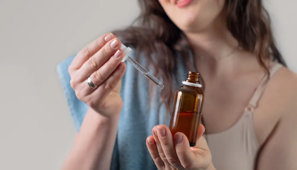 Hướng dẫn sử dụng vitamin C cho da dầu mụn