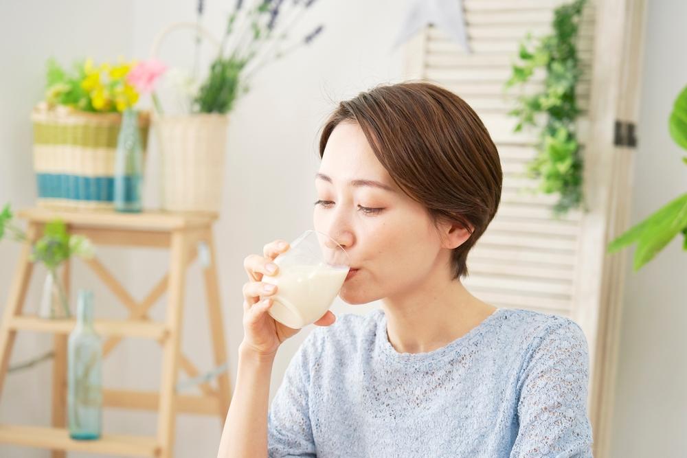 tiền mãn kinh nên uống sữa gì