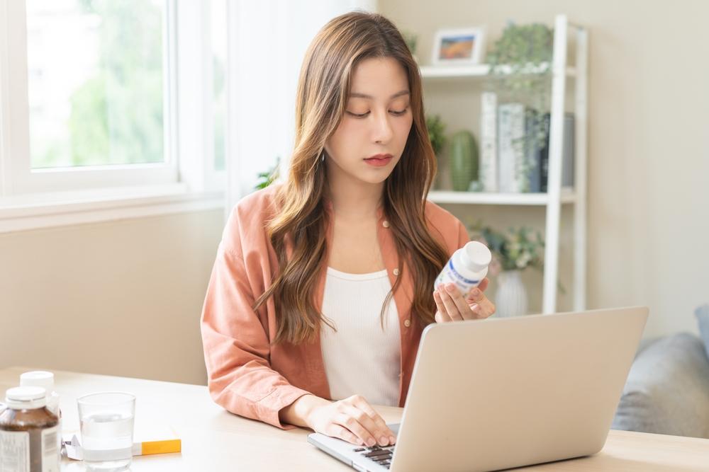 có nên dùng thực phẩm chức năng cân bằng nội tiết tố nữ