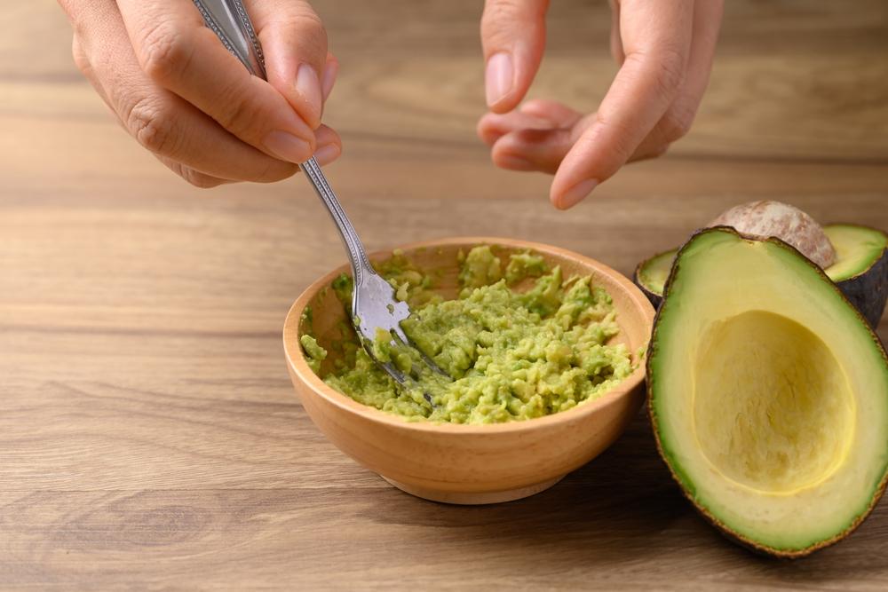 Bơ nghiền cho bé ăn dặm