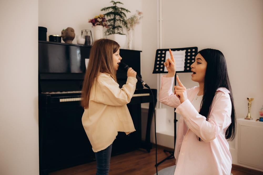 giáo viên dạy trẻ tự kỷ