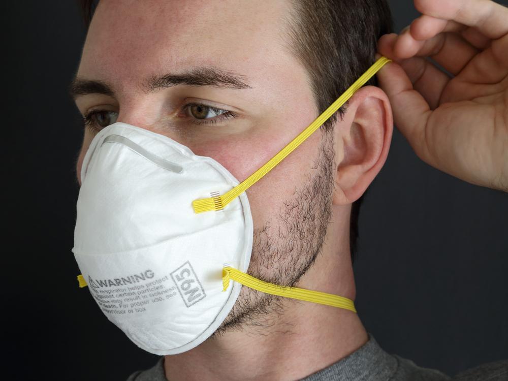 cách đeo khẩu trang N95 đúng