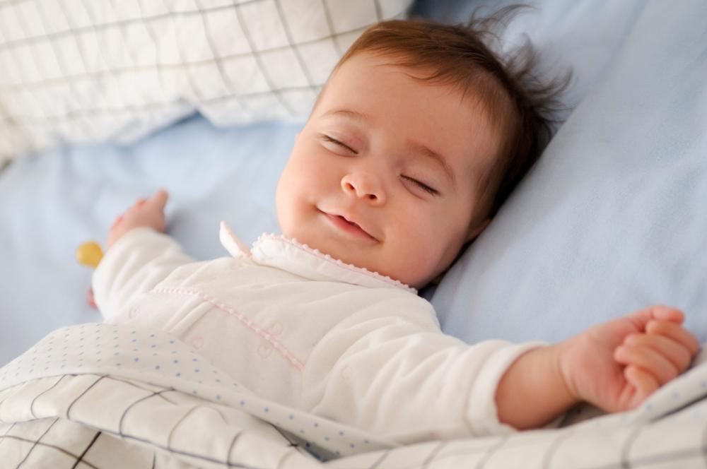 Bé sơ sinh ngủ nhiều có tốt không?