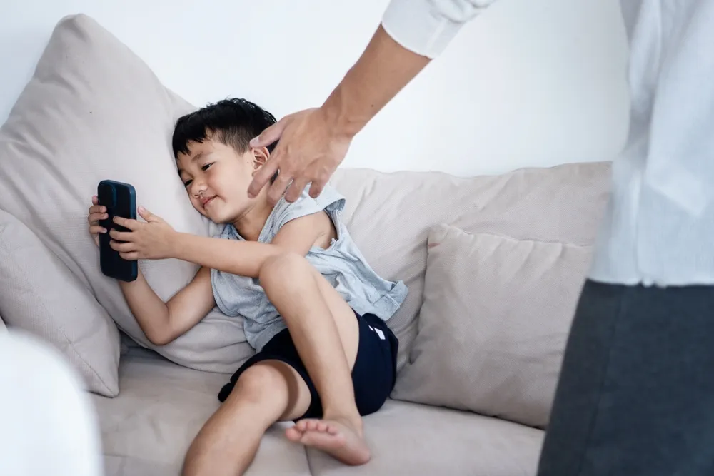 biểu hiện nghiện điện thoại ở trẻ